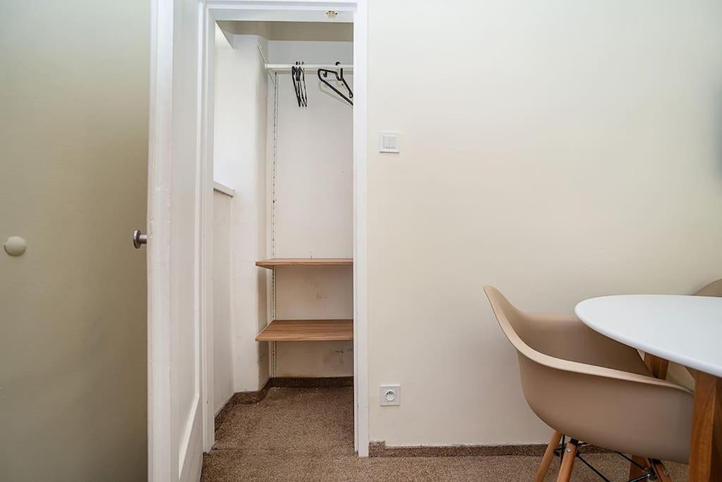 Modern, Bright In A Great Location Appartamento